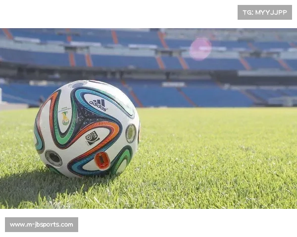 球迷文化双面性：烟雾弹激情与安全管理的平衡