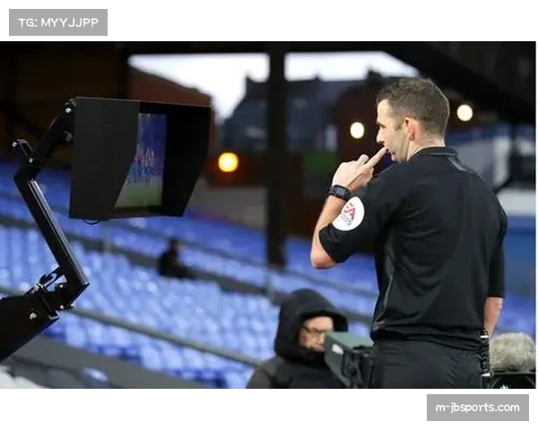 VAR沟通流程优化，主裁判将现场解释争议判罚